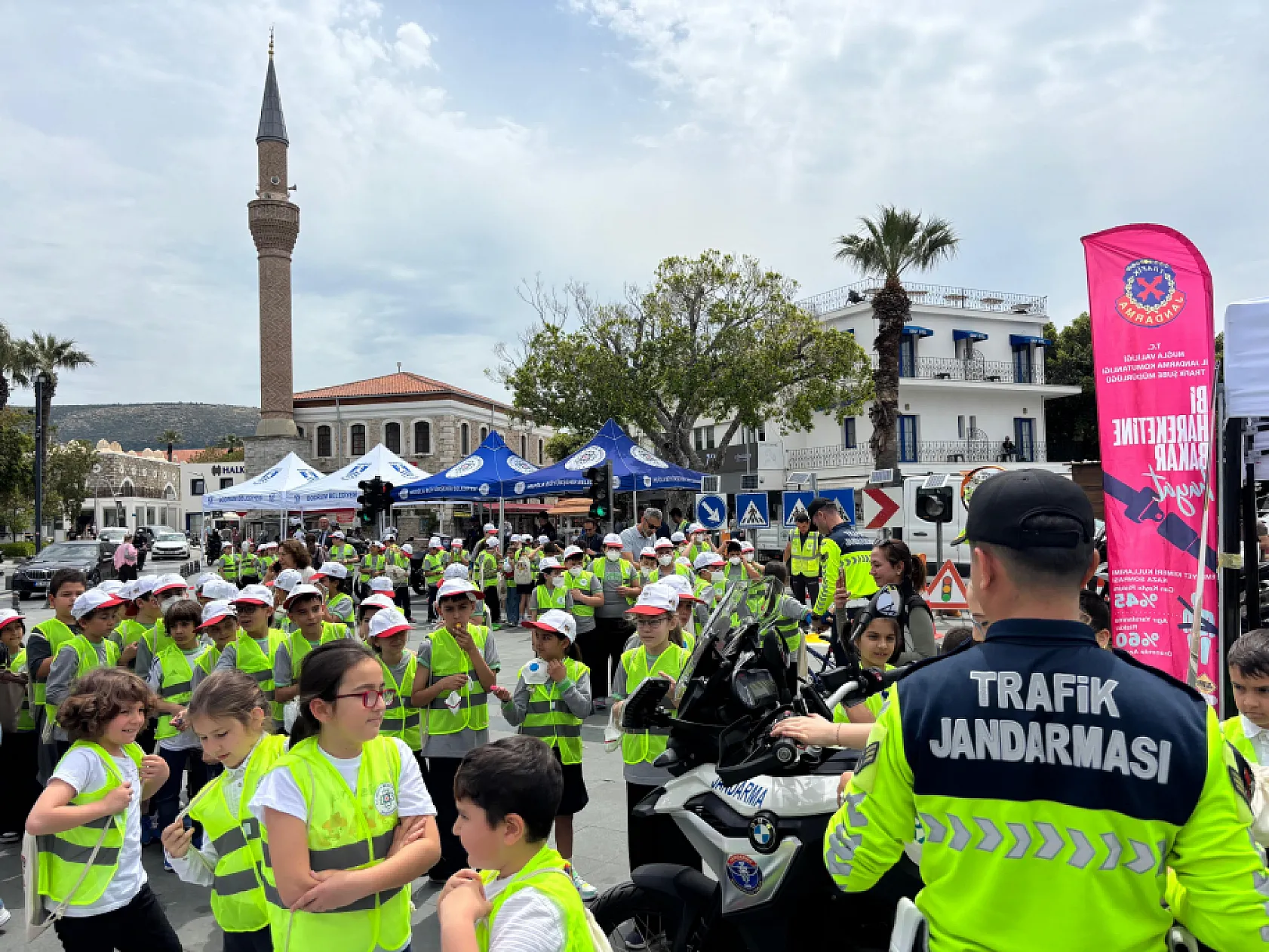 Bodrum'da öğrenci ve vatandaşlara trafik eğitimi verildi