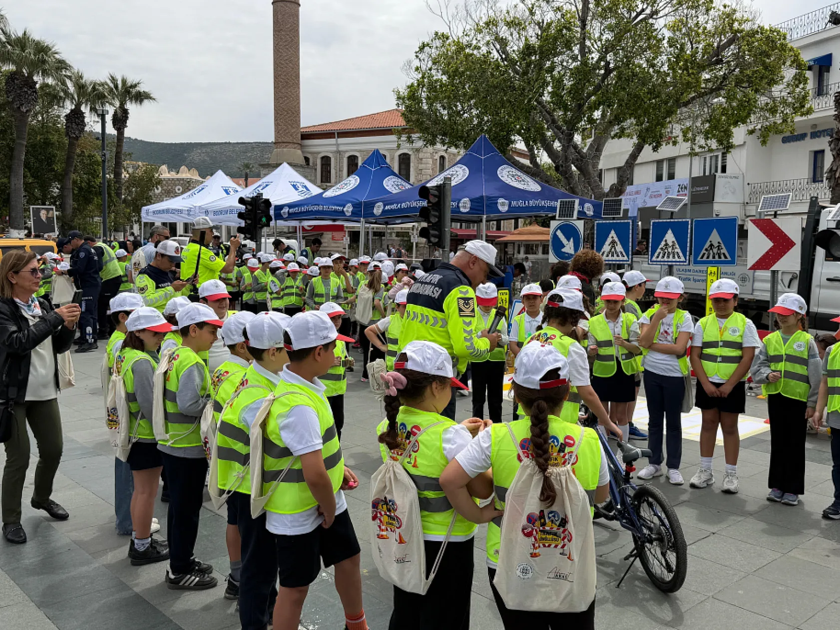 Bodrum'da öğrenci ve vatandaşlara trafik eğitimi verildi