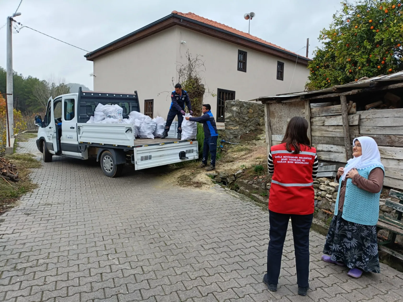 Muğla Büyükşehirden Kış Soğuğunda Yürek Isıtan Destek