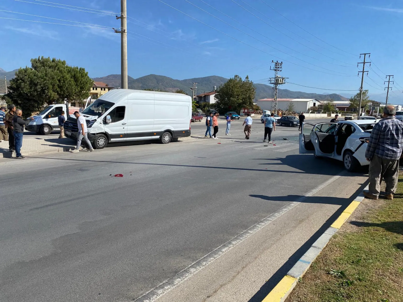 Fethiye Çevre Yolu'nda Otomobil ve Midibüs Çarpıştı: Sürücü Hafif Yaralandı