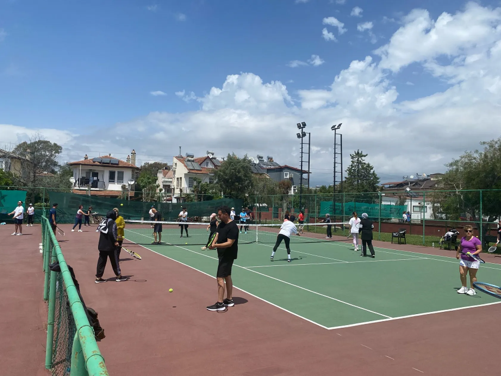 Fethiye Belediyesi'nin Ücretsiz Tenis Kursuna yoğun ilgi