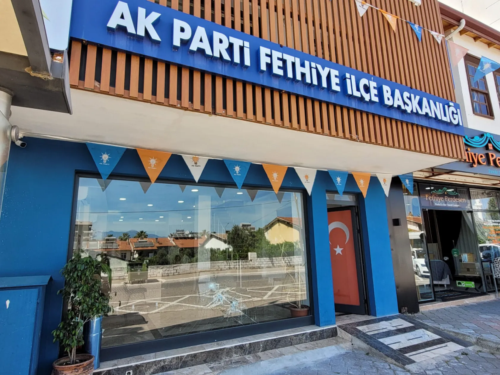 AK Parti Fethiye ilçe binasına taşlı saldırı