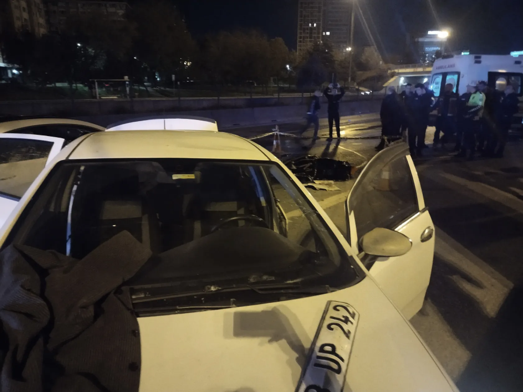 Emniyet şeridindeki sürücüye otomobil çarptı: 1 ölü