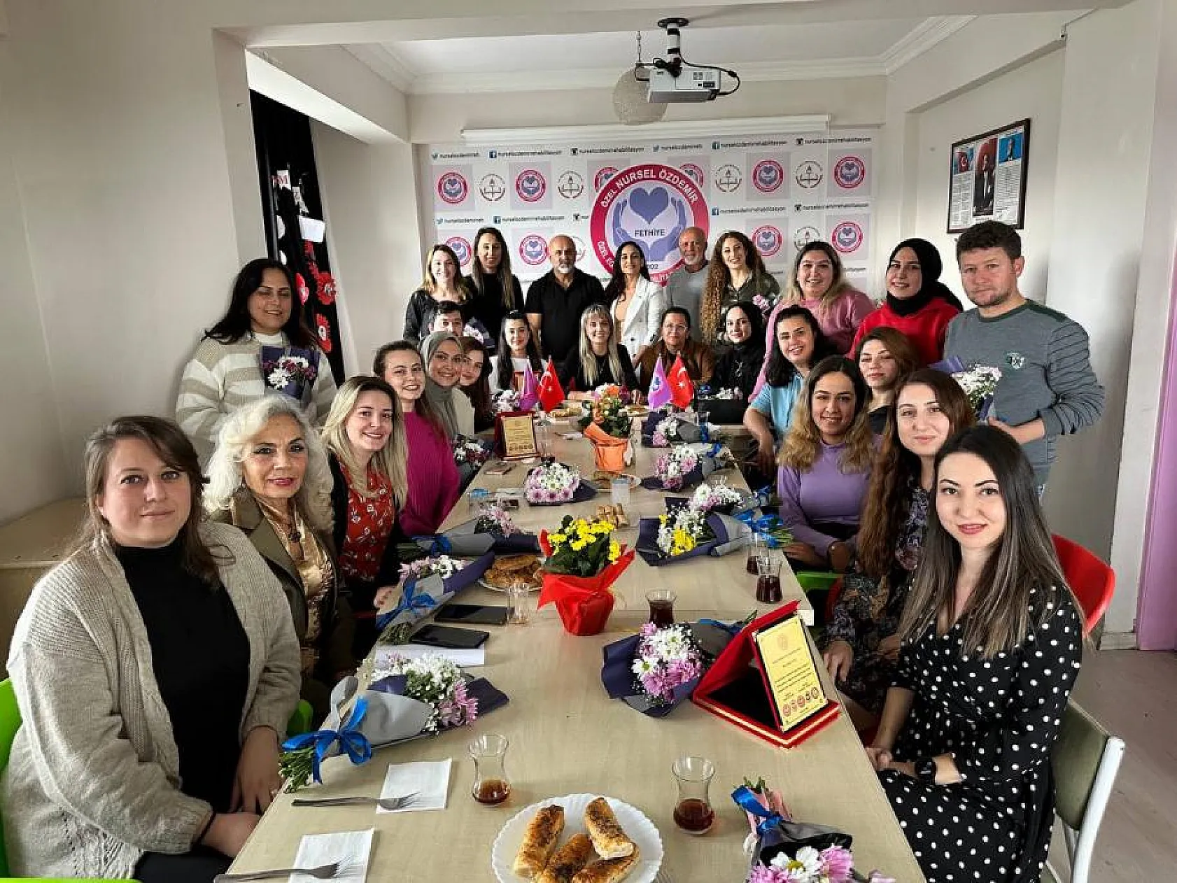 Nursel Özdemir Özel Eğitim ve Rehabilitasyon Merkezi 24 Kasım Öğretmenler Gününü Plaketlerle Taçlandırdı