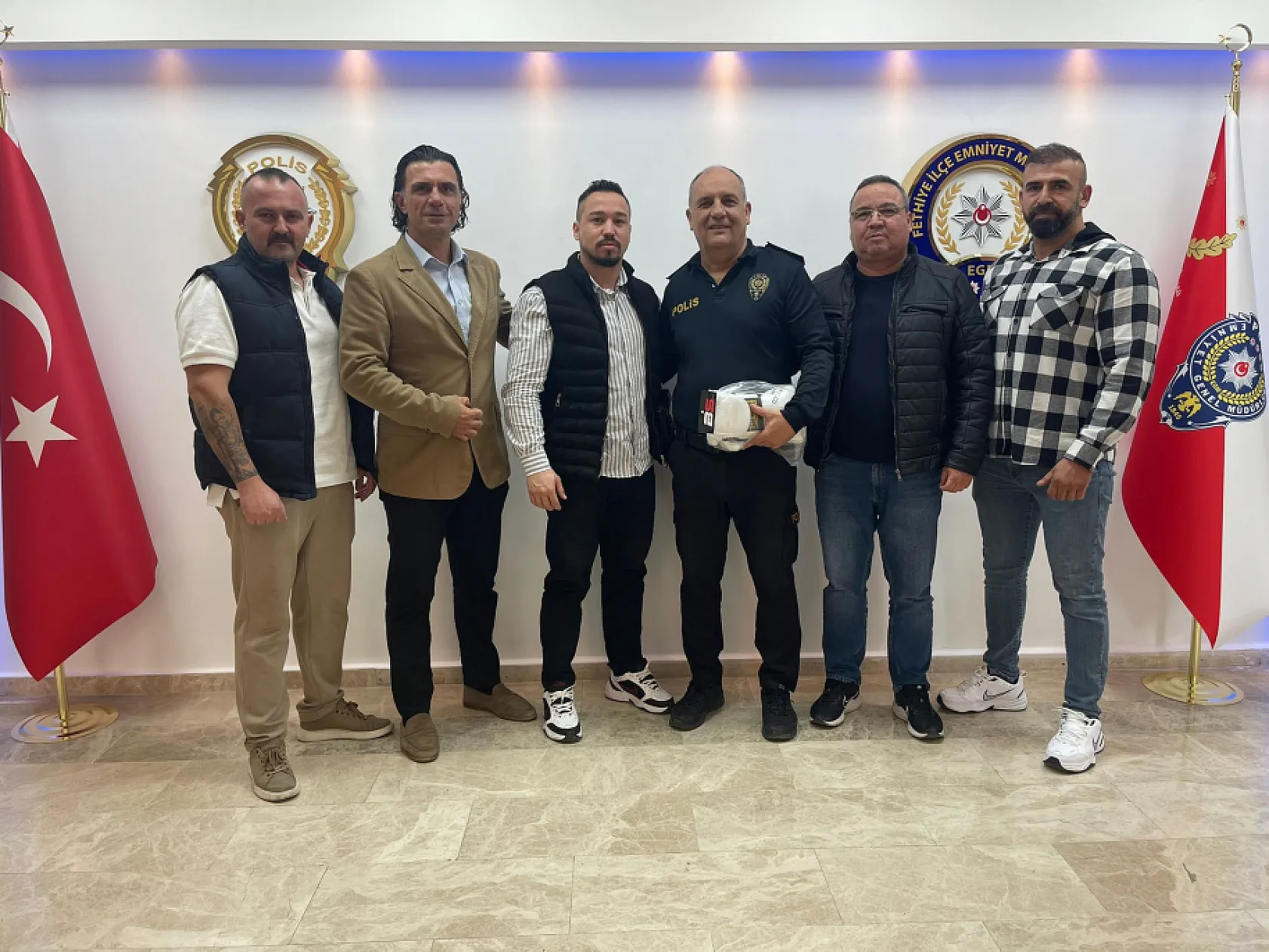 Fethiyeli Şampiyon Boksör Kubilay Alcu, Müdür Yüceur'u Ziyaret Etti