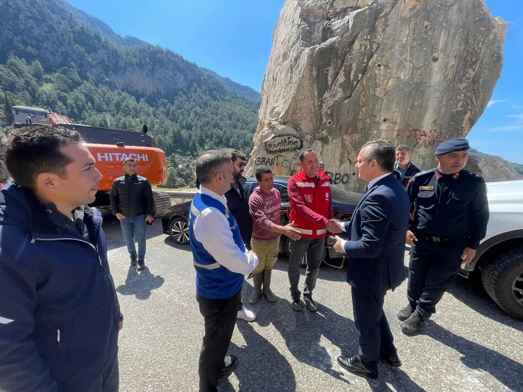 Fethiye'de yamaçtan düşen kayalar kara yolunu ulaşıma kapattı