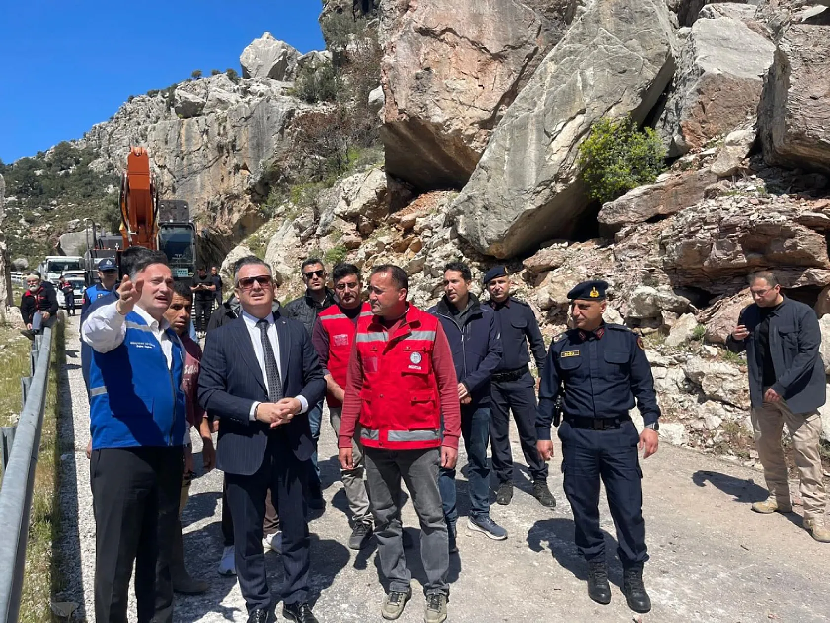 Fethiye'de yamaçtan düşen kayalar kara yolunu ulaşıma kapattı