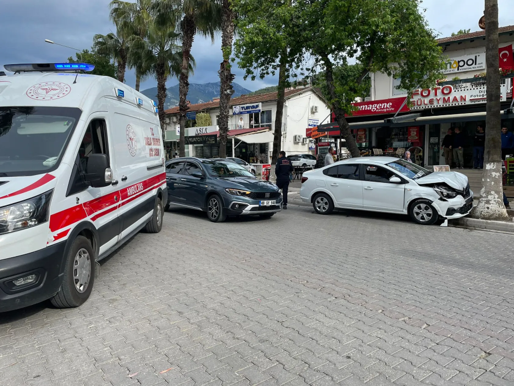 Fethiye Kaymakamlığı önünde kaza: Otomobil ağaca çarparak durabildi