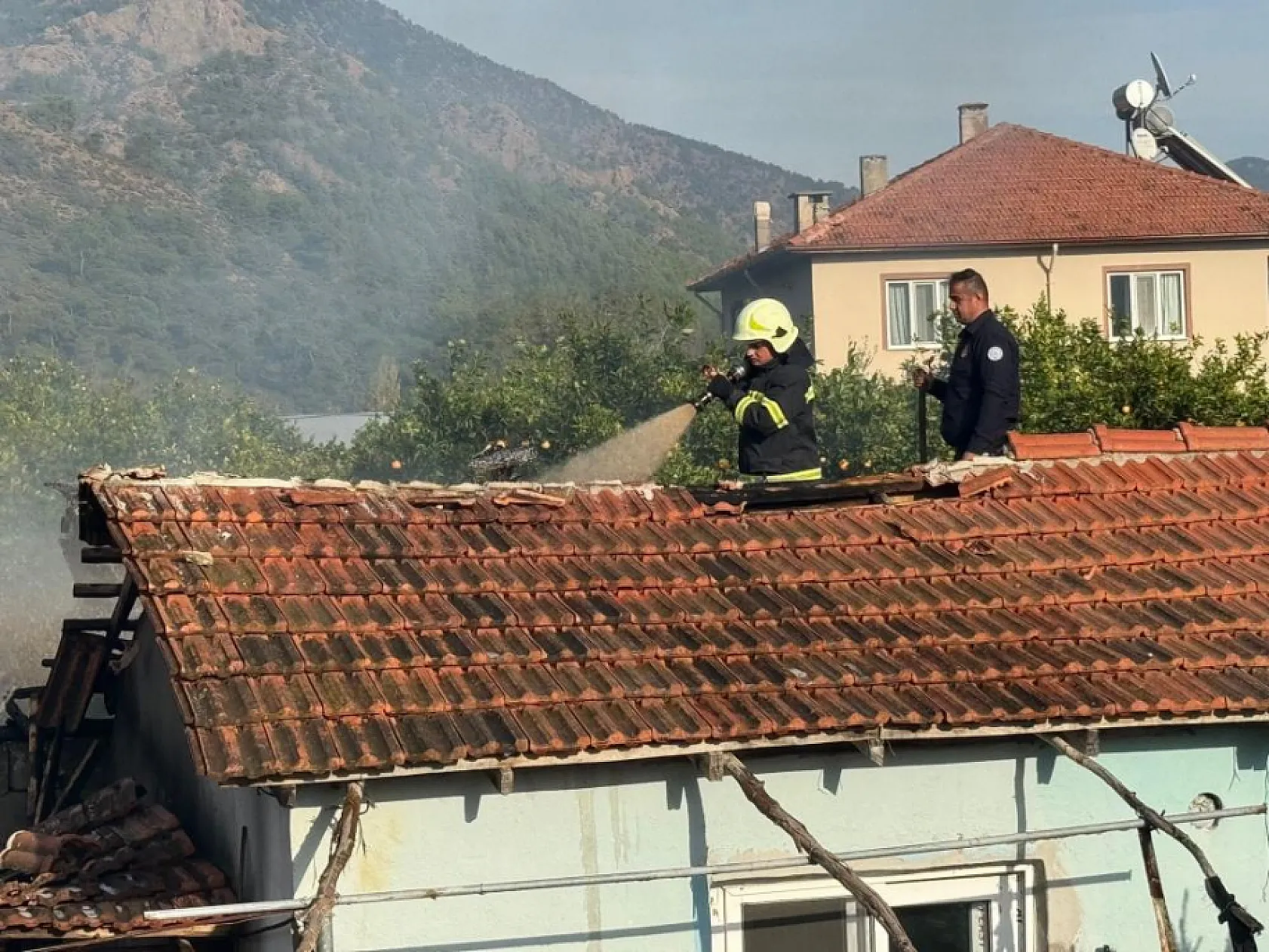Ortaca'da ev ve ahır yangını