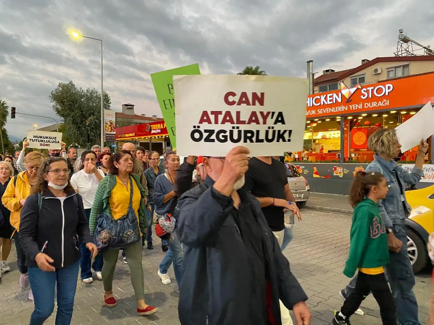 Fethiye'de 'Karanlığa Teslim Olmayacağız' pankartıyla yürüdüler