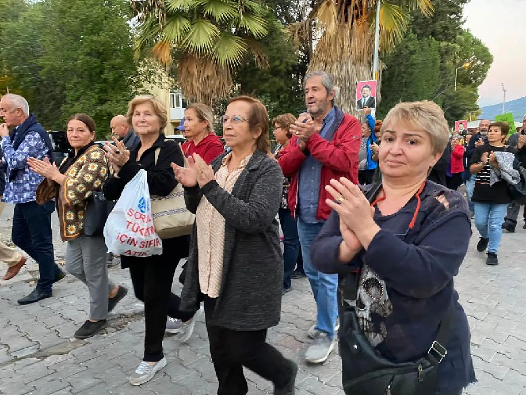 Fethiye'de 'Karanlığa Teslim Olmayacağız' pankartıyla yürüdüler