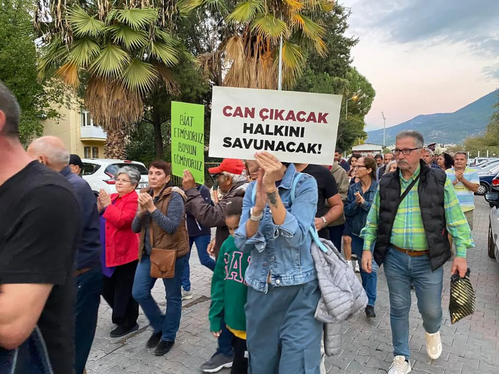 Fethiye'de 'Karanlığa Teslim Olmayacağız' pankartıyla yürüdüler