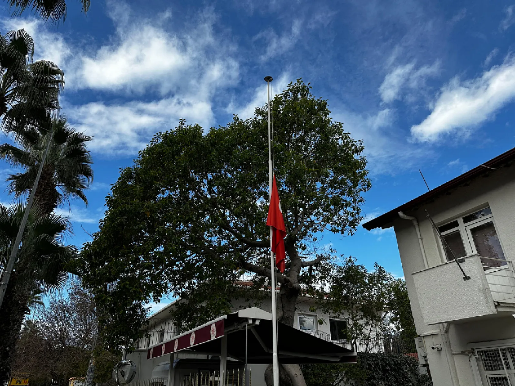 Milli yas ilanının ardından Fethiye'de bayraklar yarıya indirildi