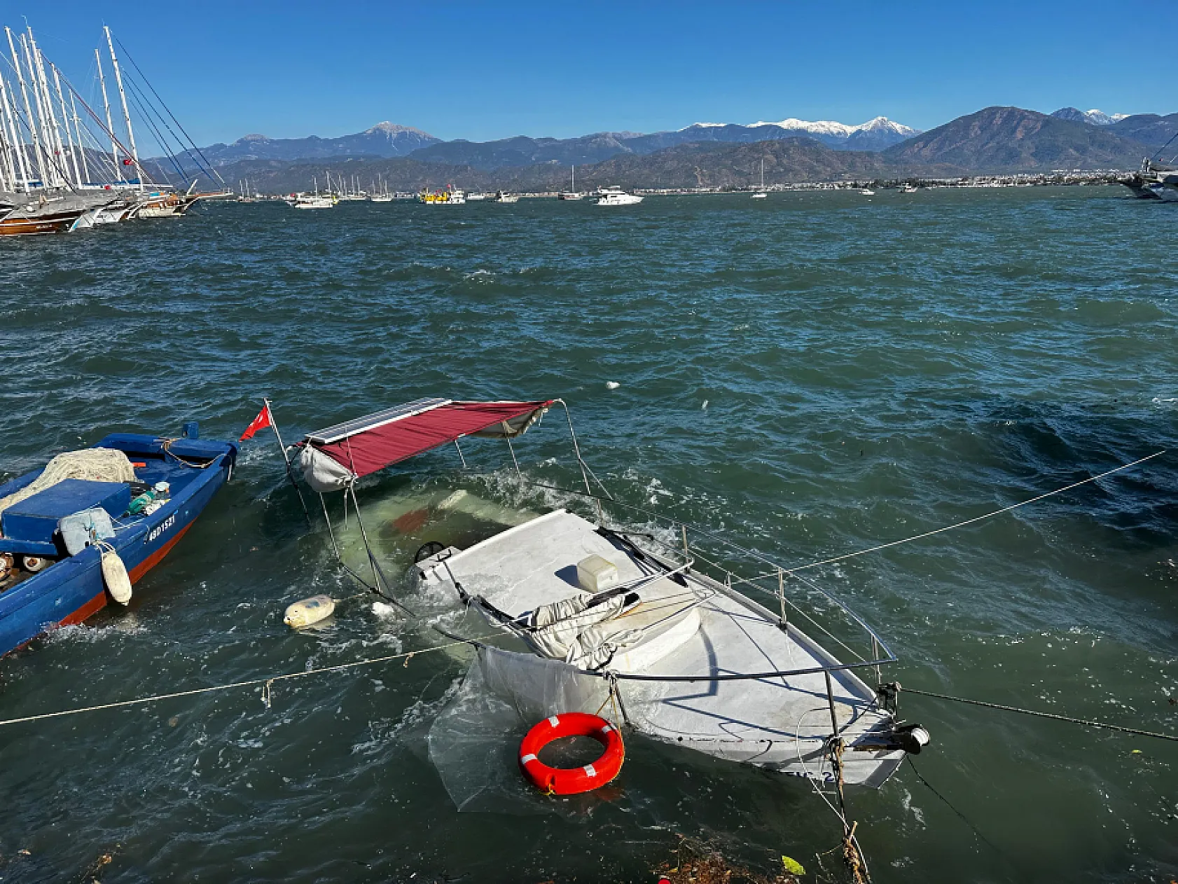 Fethiye'de kuvvetli rüzgar tekneyi batırdı
