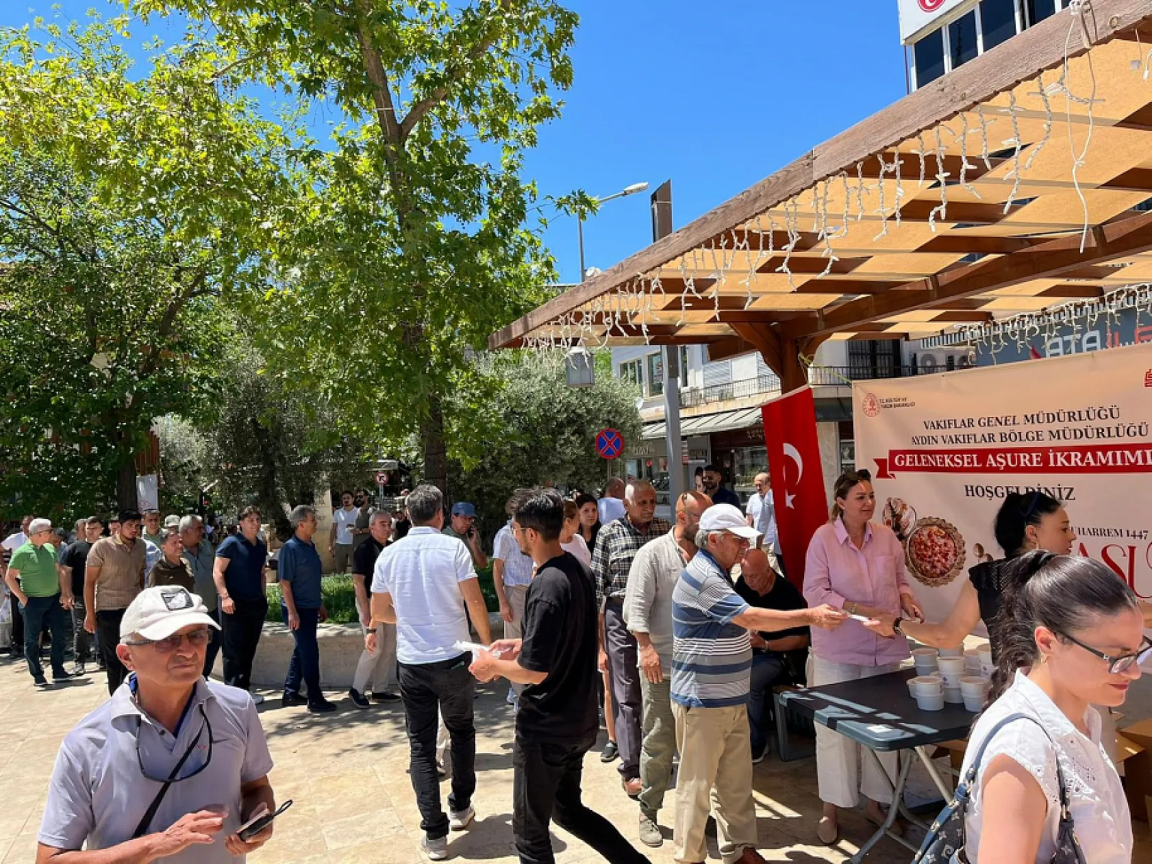 Aydın Vakıflar Bölge Müdürlüğü'nden 20 Bin Kişilik Geleneksel Aşure İkramı