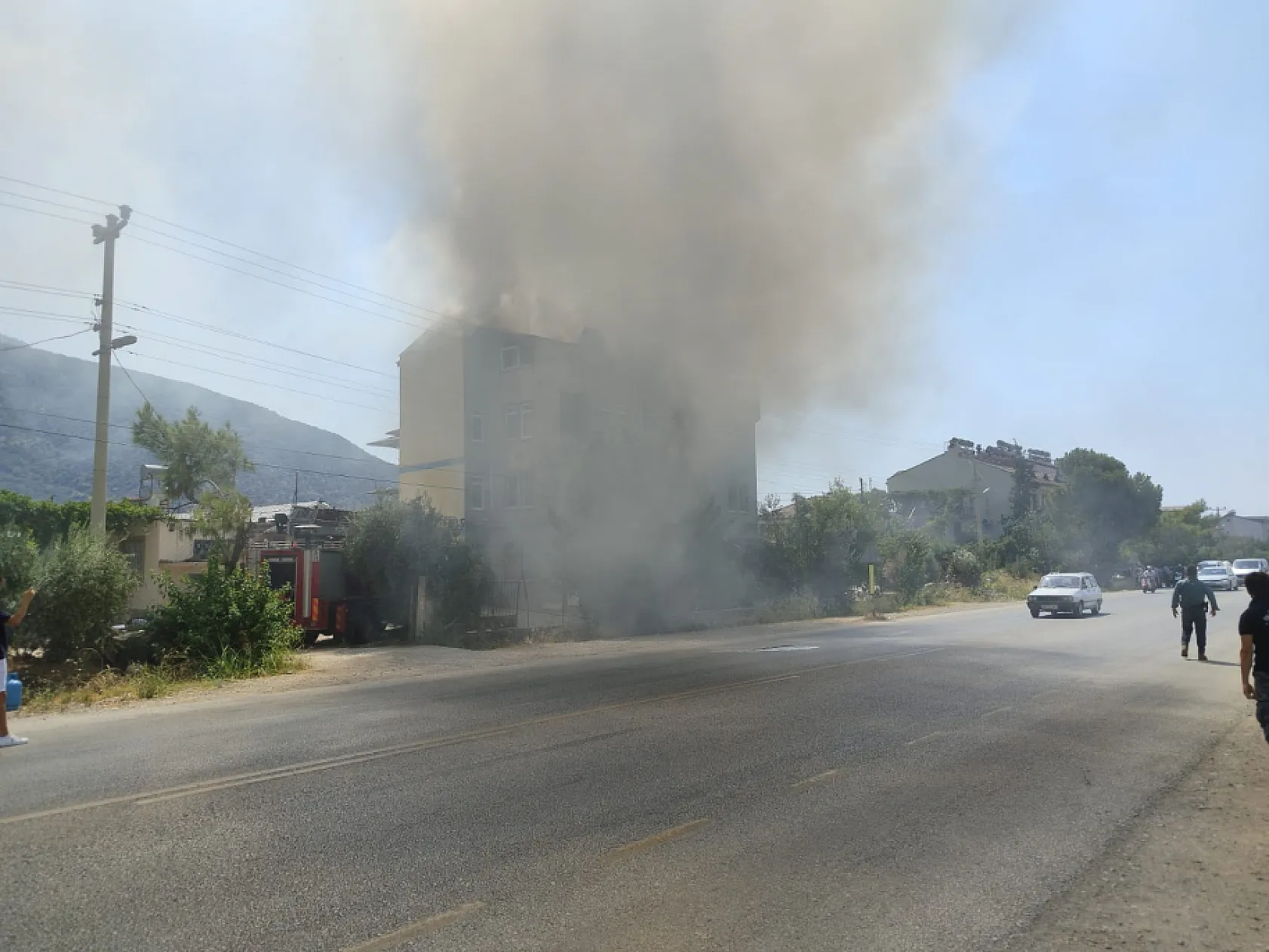 Fethiye Esenköy Yolu'nda Bir Evin Çatı Katında Yangın Çıktı
