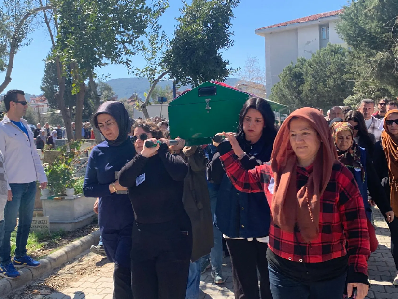 Kadınların acı yükü: Son yolculuğuna kadın eliyle uğurlandı