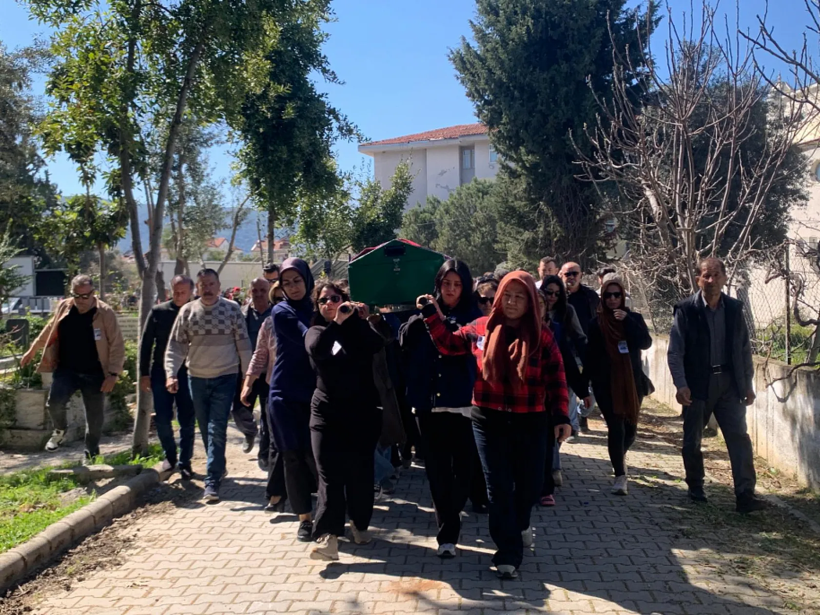 Kadınların acı yükü: Son yolculuğuna kadın eliyle uğurlandı