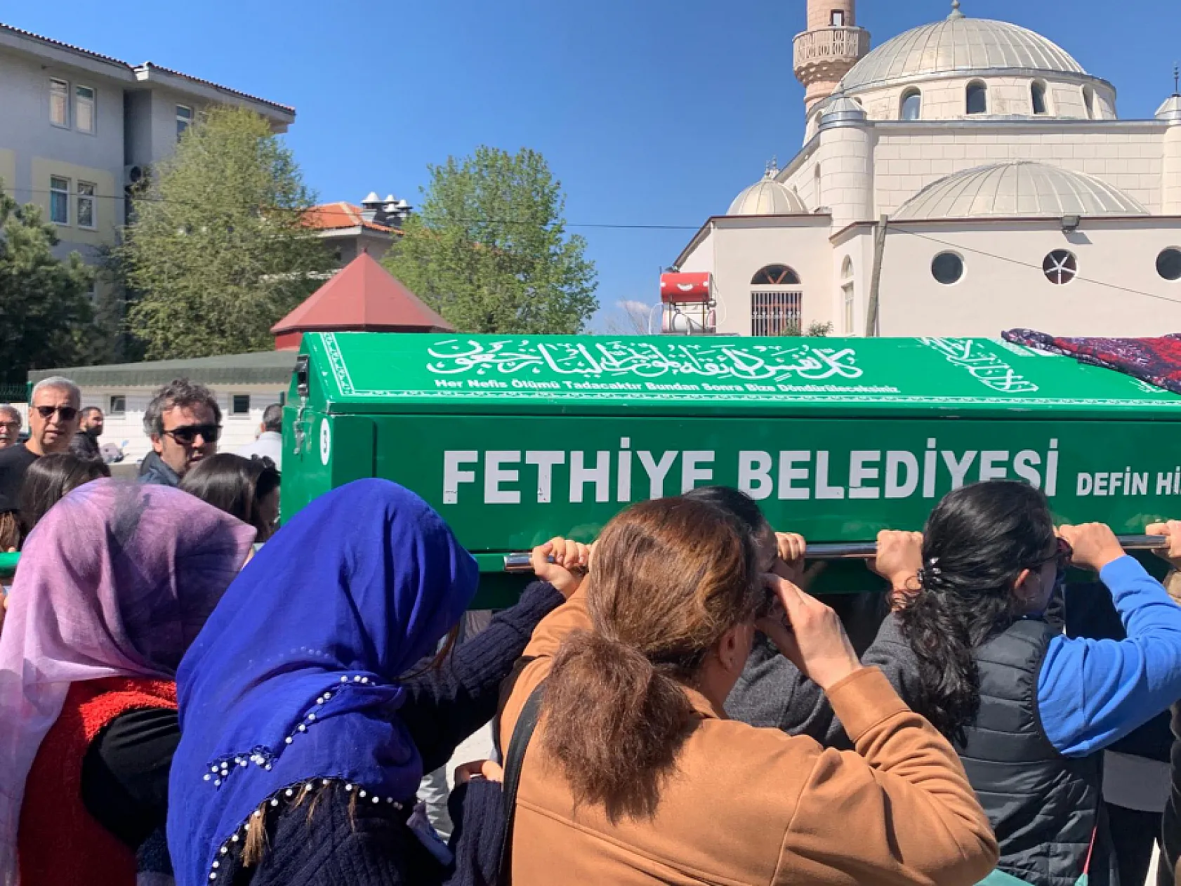 Kadınların acı yükü: Son yolculuğuna kadın eliyle uğurlandı