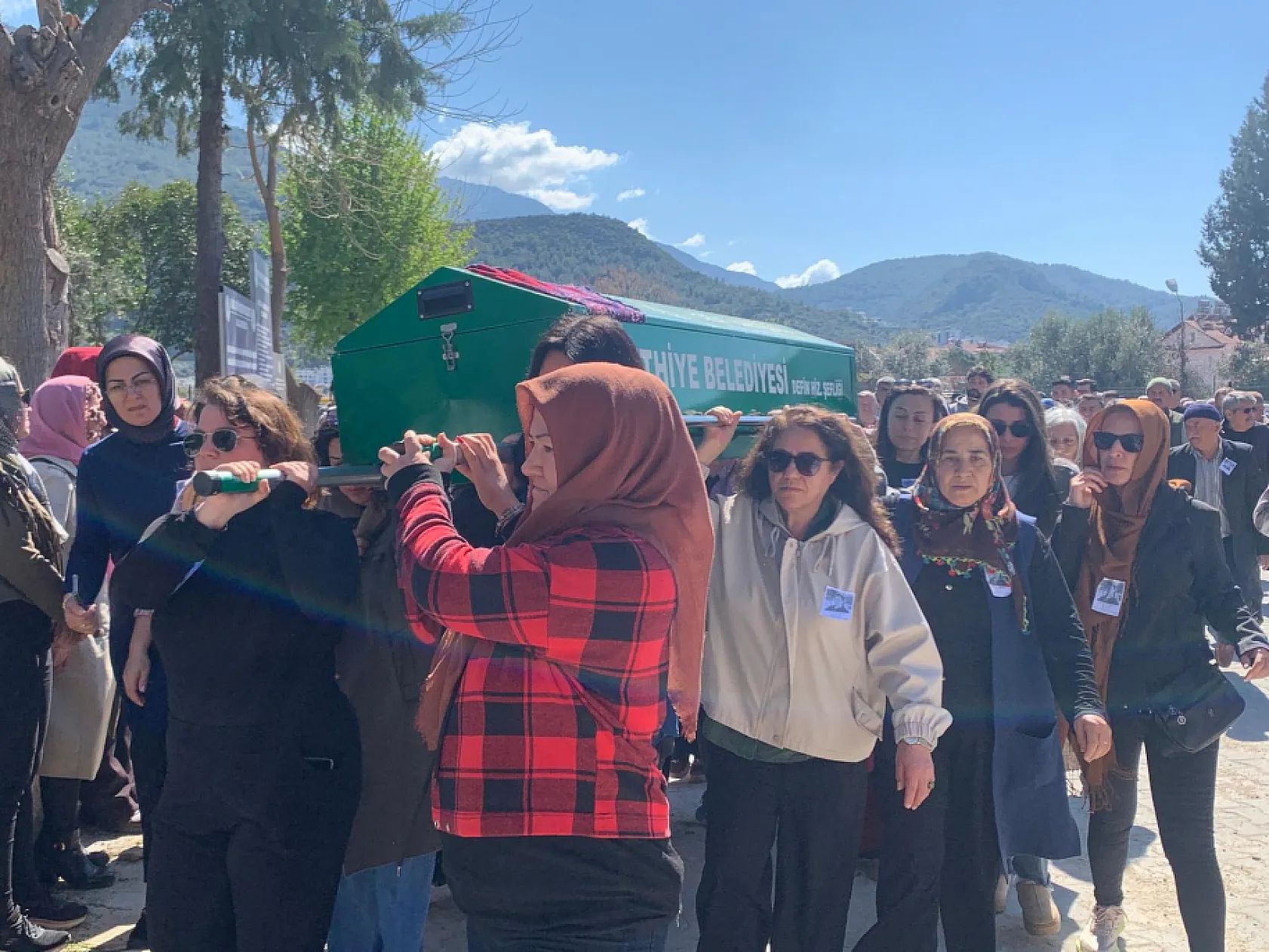 Kadınların acı yükü: Son yolculuğuna kadın eliyle uğurlandı
