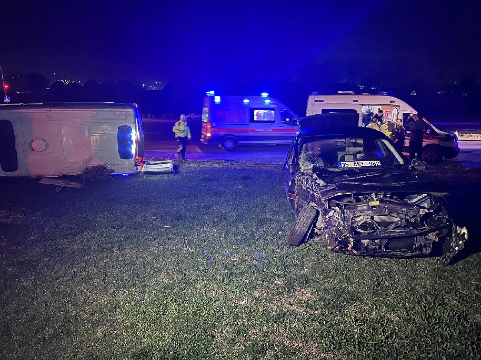Manisa'da otomobil ile ambulans çarpıştı: 5 yaralı