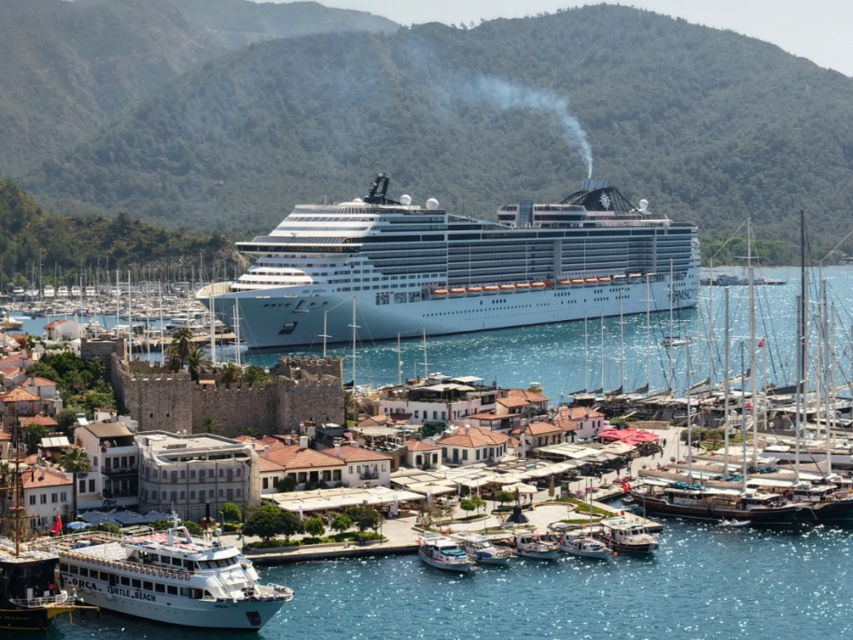 Marmaris'e 'MSC Divina' kruvaziyeriyle 3 bin 280 turist geldi