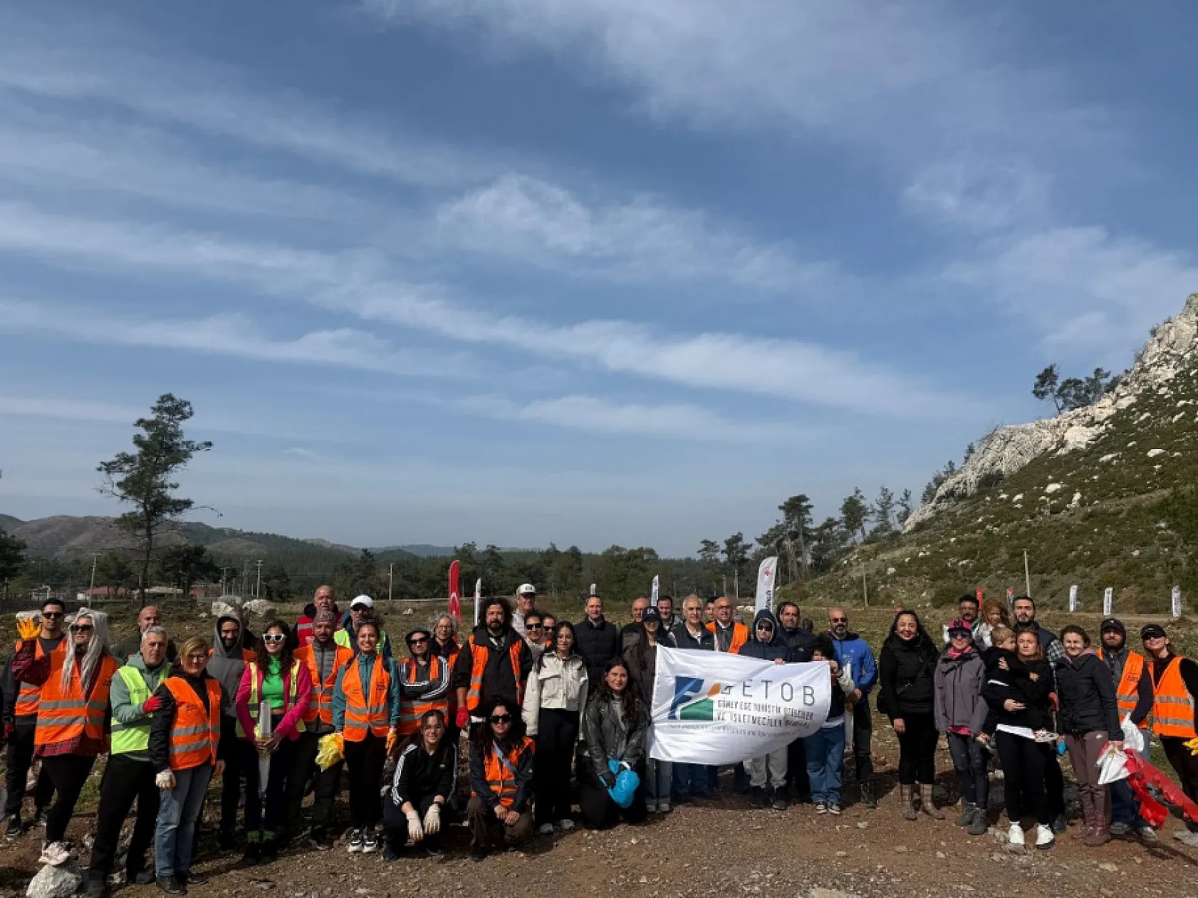 Marmaris'te otelciler yanan orman alanlarına fidan dikti
