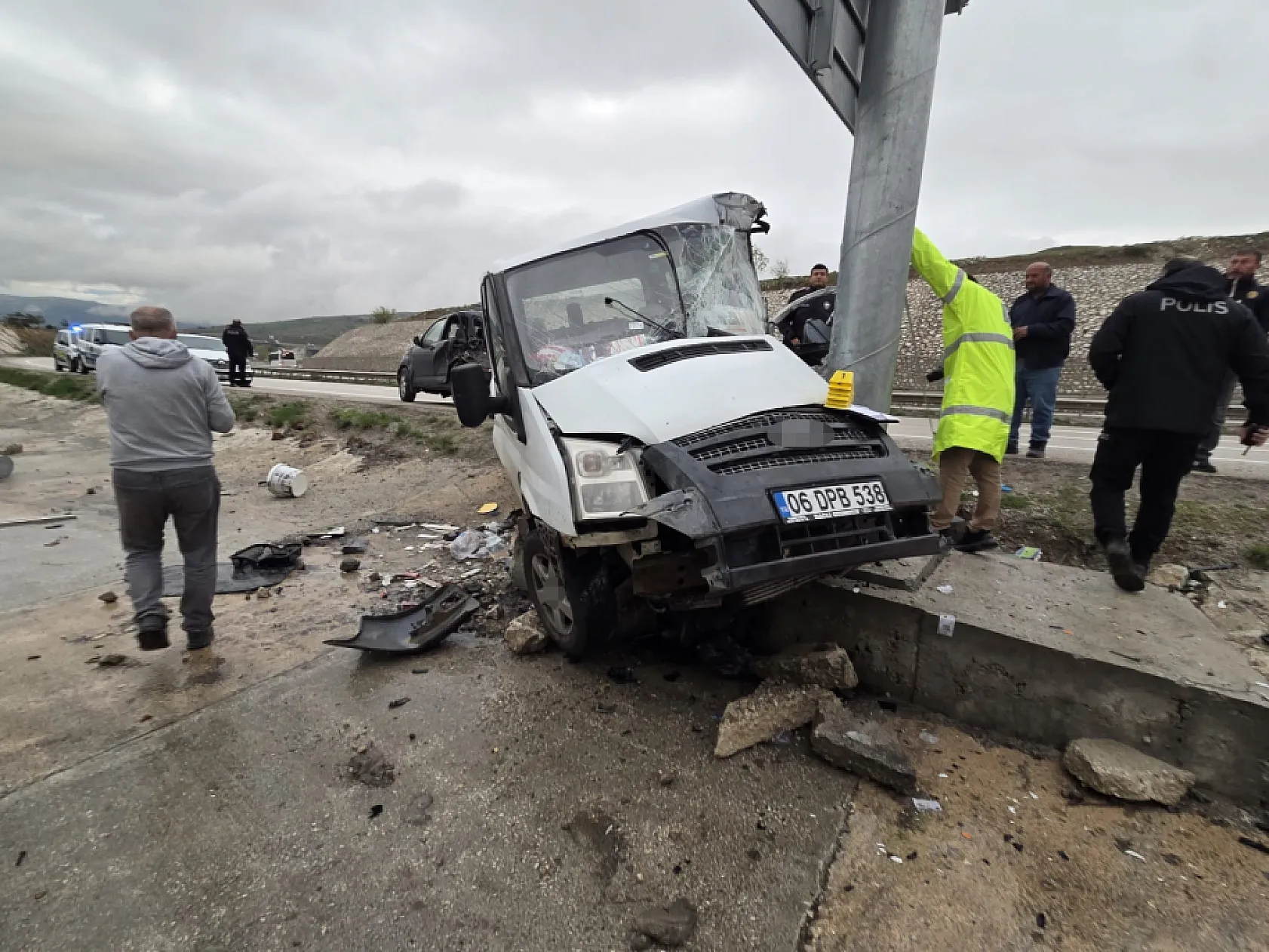 Minibüs önce otomobile sonra tabelaya çarptı: 1 ölü