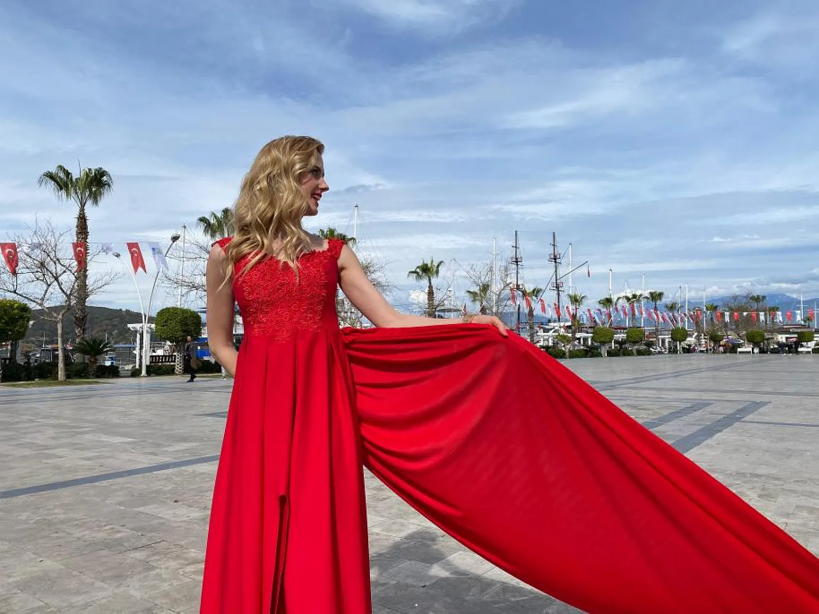 Fethiye'de 100 Metre Uzunluğundaki Gelinlik Tanıtıldı