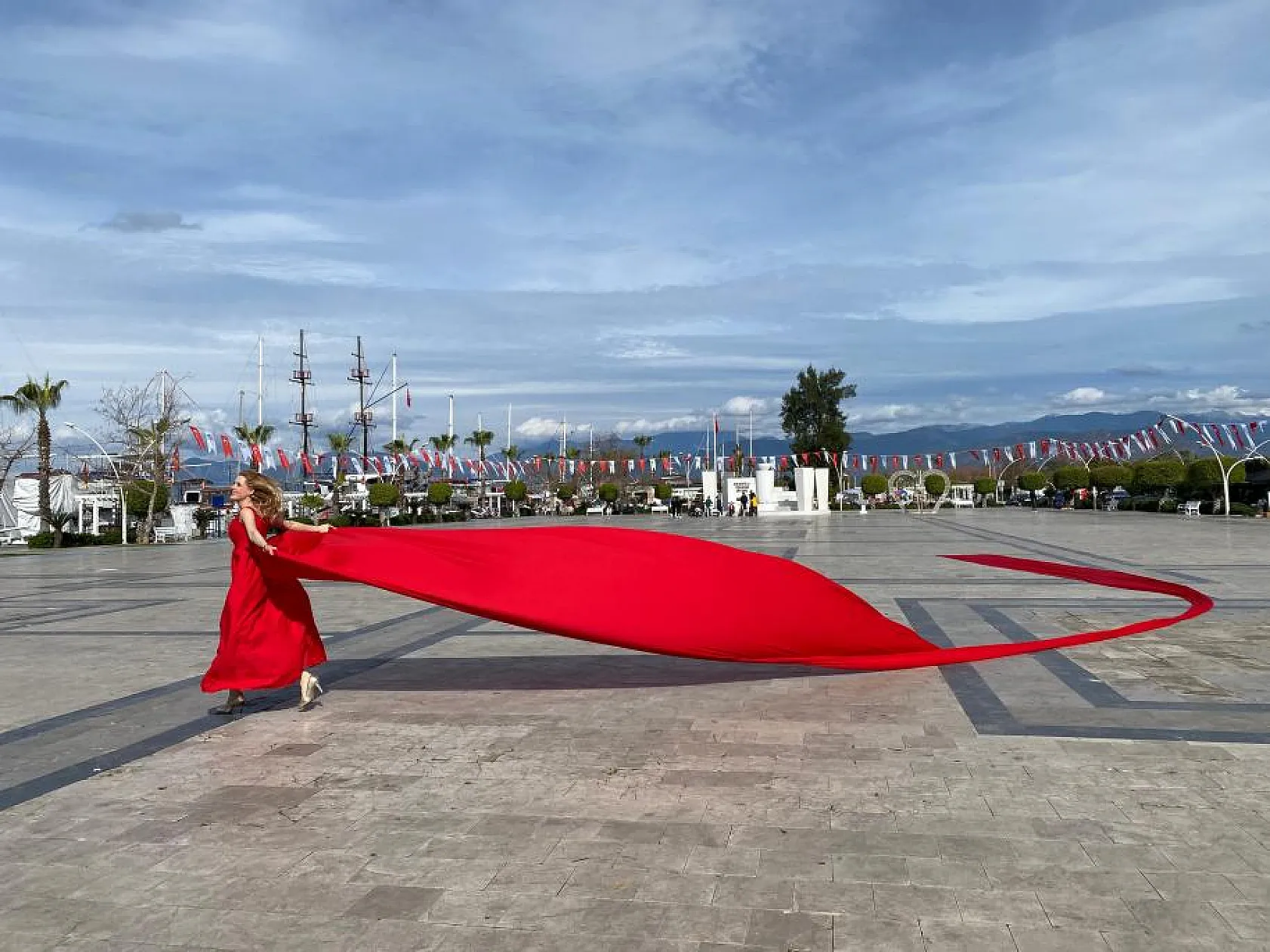 Fethiye'de 100 Metre Uzunluğundaki Gelinlik Tanıtıldı