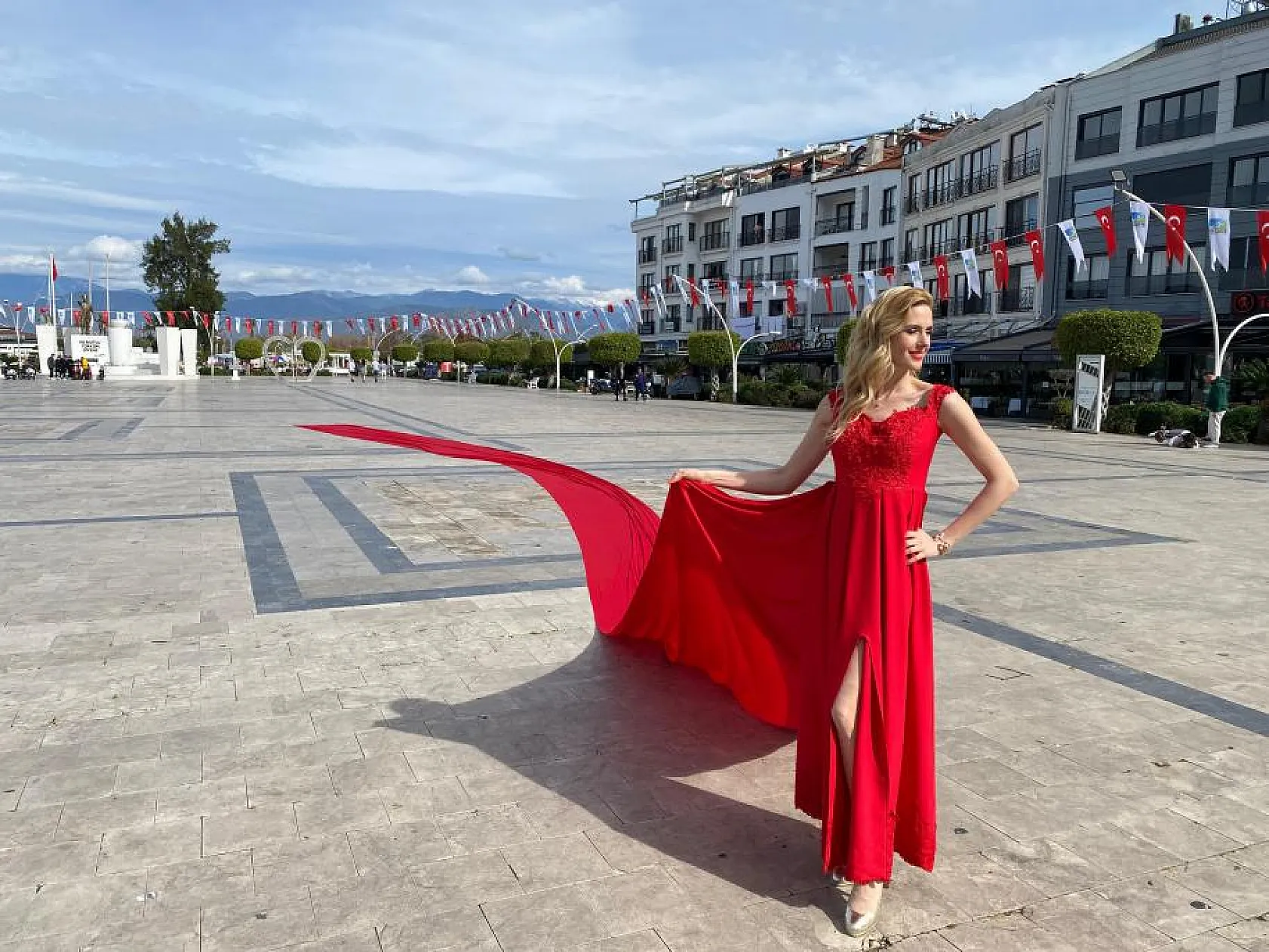 Fethiye'de 100 Metre Uzunluğundaki Gelinlik Tanıtıldı