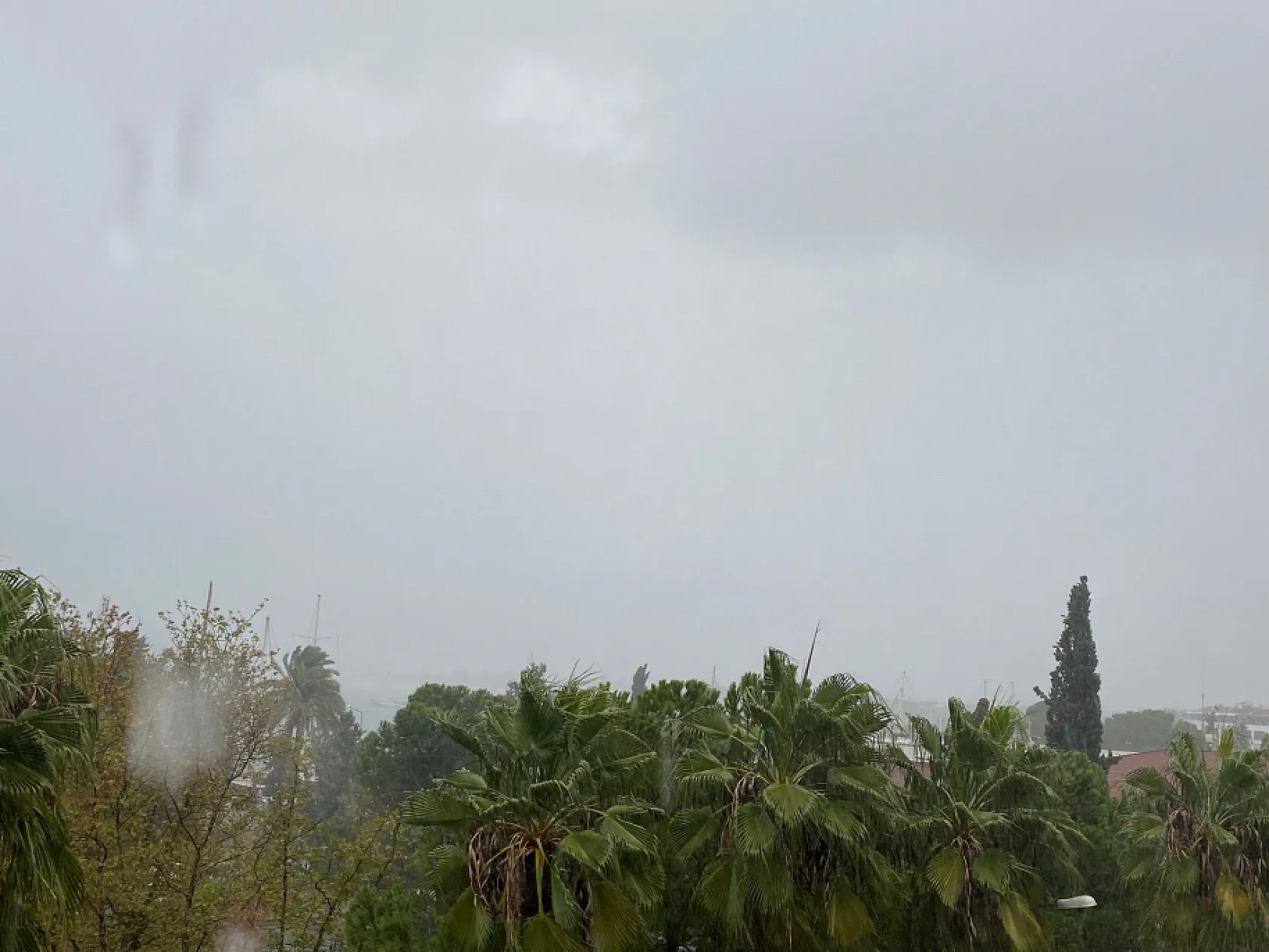 Fethiye'de Fırtınalı Sağanak Yağmur Etkili Oluyor