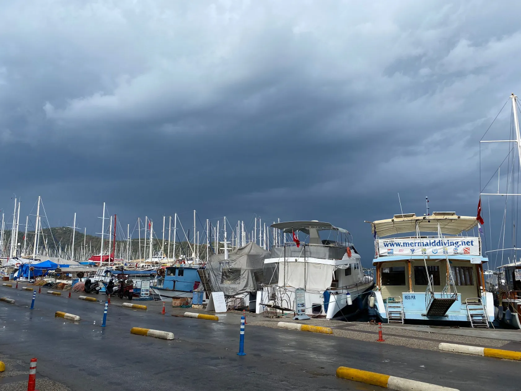 Fethiye'de Fırtınalı Sağanak Yağmur Etkili Oluyor