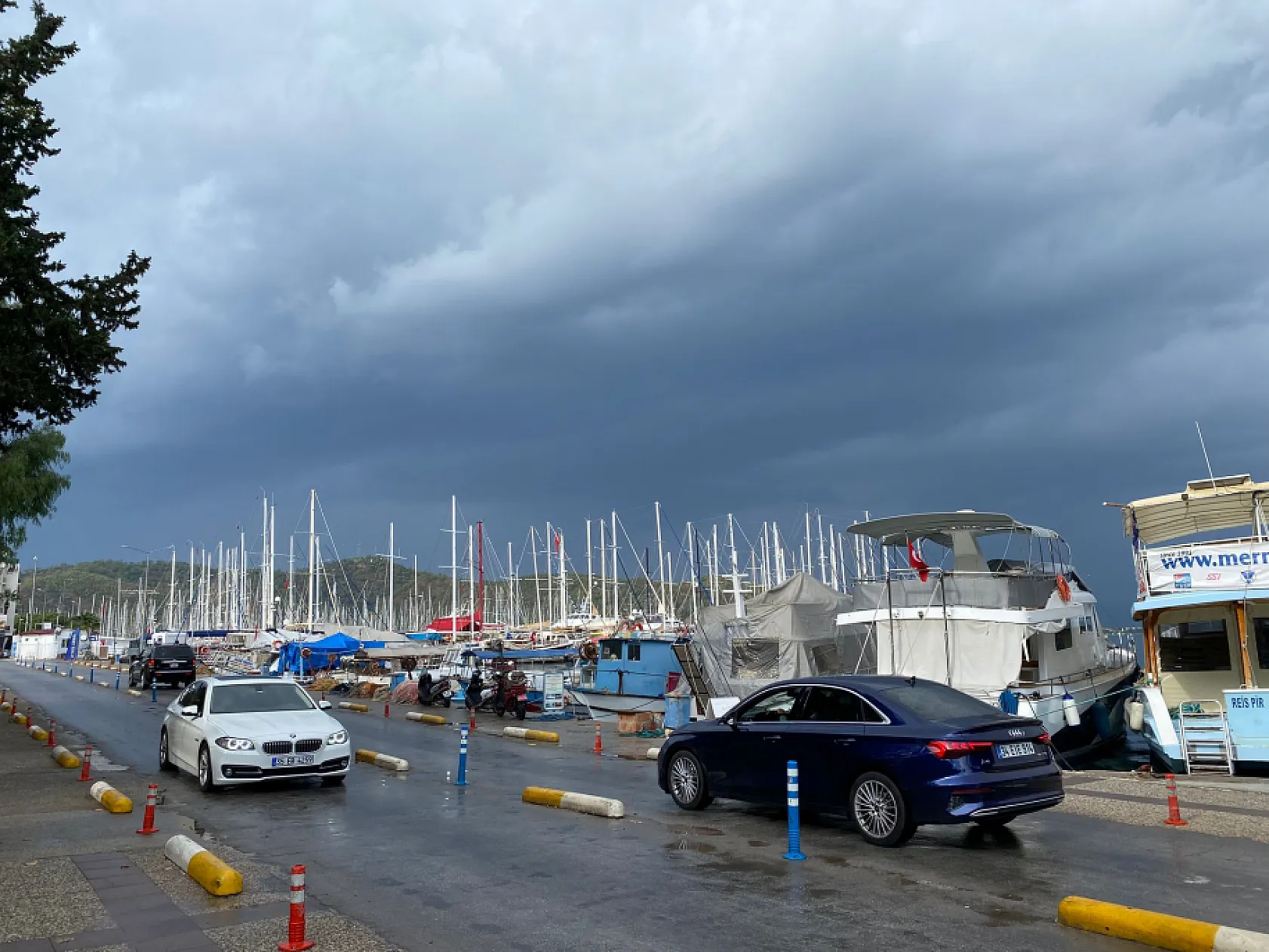 Fethiye'de Fırtınalı Sağanak Yağmur Etkili Oluyor