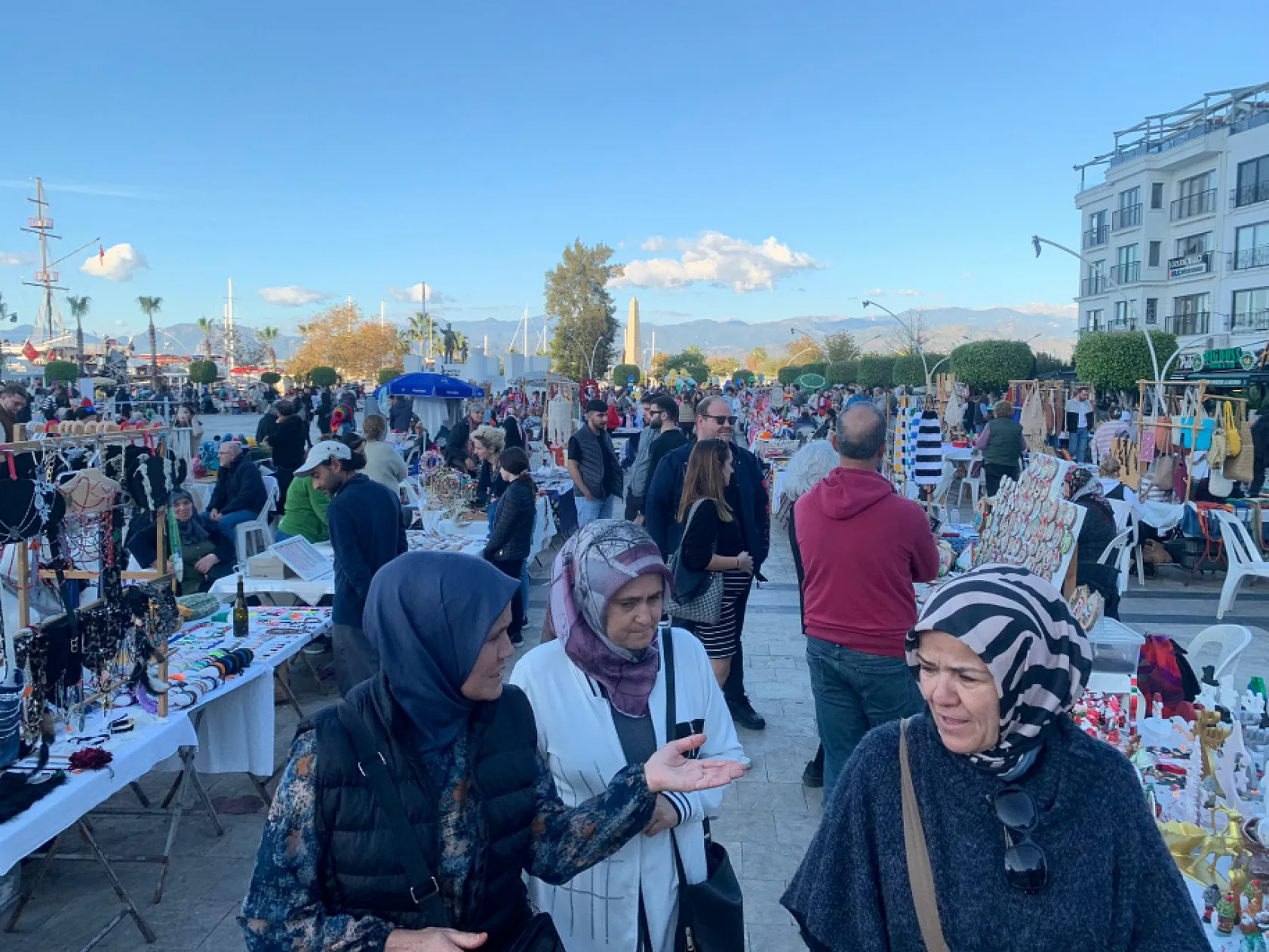 Fethiye Yeni Yıl Pazarı'na İkinci Gününde Yoğun İlgi