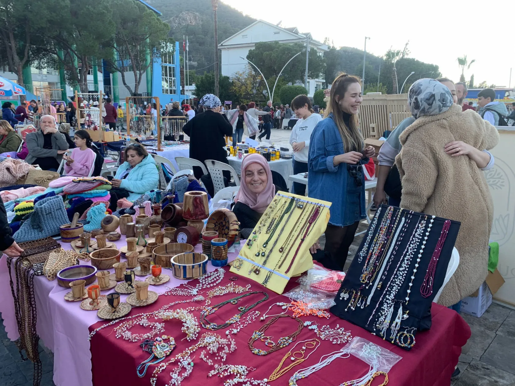 Fethiye Yeni Yıl Pazarı'na İkinci Gününde Yoğun İlgi