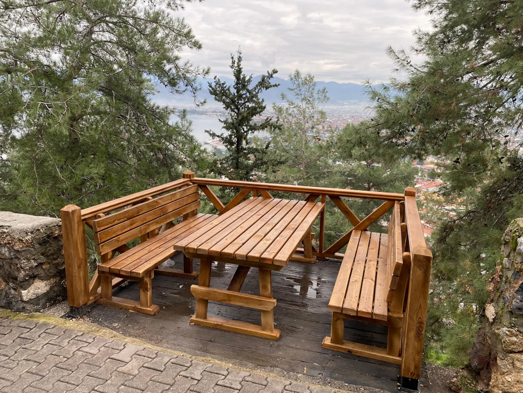 Haberimiz Ses Getirdi! Âşıklar Tepesi'ndeki Masa ve Banklar Onarıldı