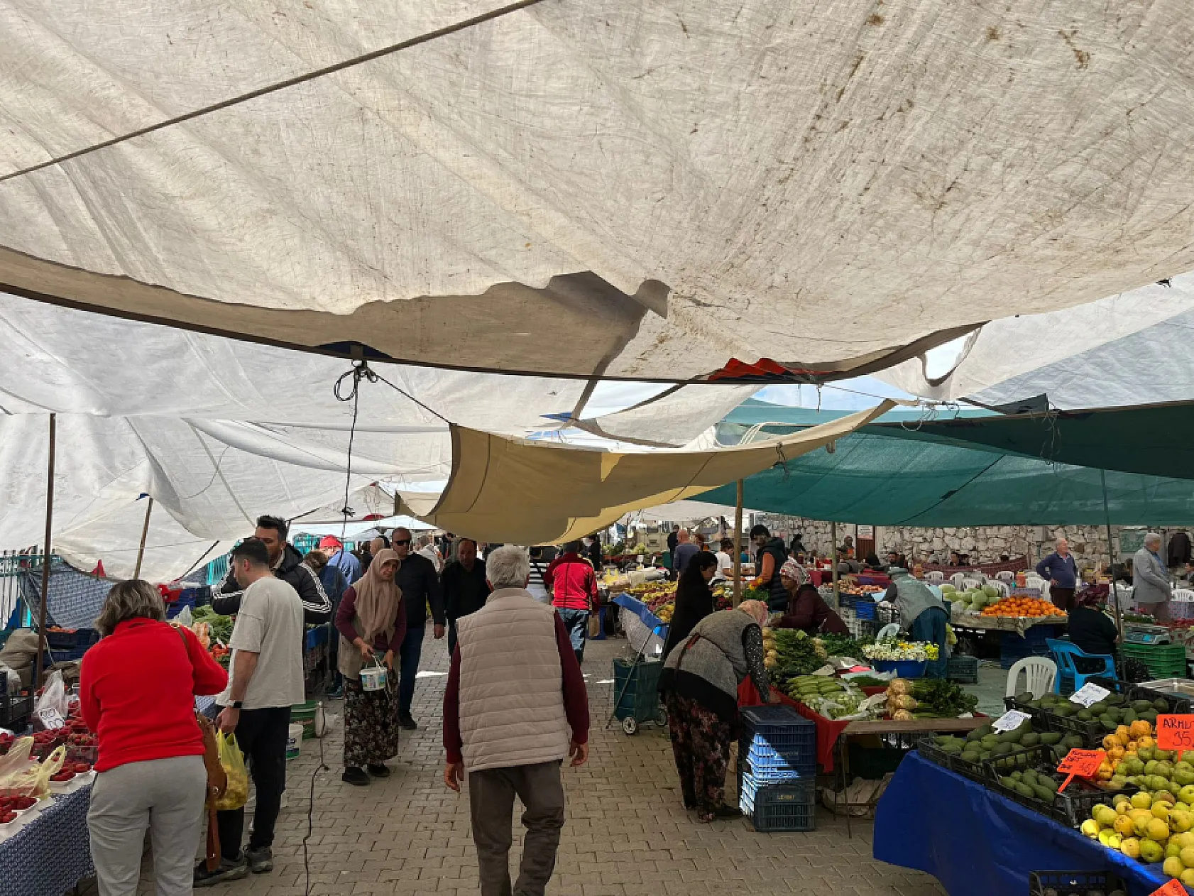 Fethiyeli vatandaşlar üretici pazarından şikayetçi, fiyatlar cep yakıyor