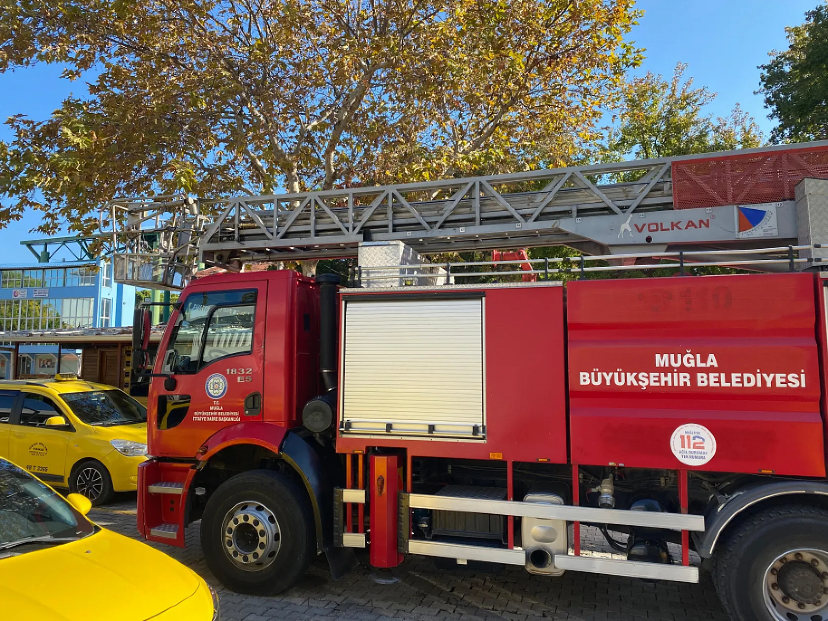 Fethiye'de işletmede çıkan yangını personeller söndürdü