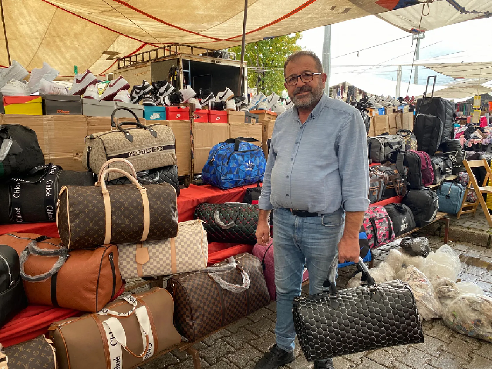 Fethiye Salı Pazarı'nda Yağmur Çanta Satışlarını Düşürdü