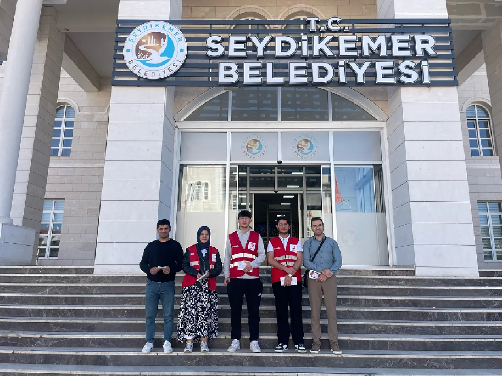 Kızılay gönüllüleri Seydikemer'de kan bağışına teşvik etmek için broşür dağıttı
