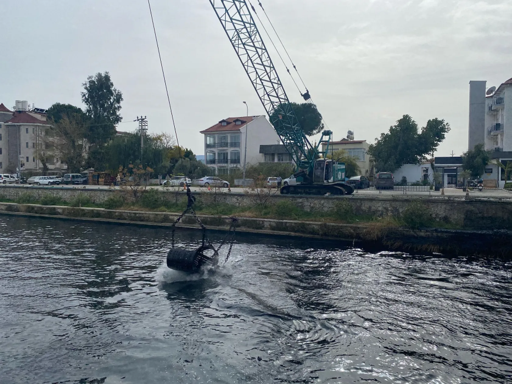 Fethiye Çalış Sahili Mut Deresi'nde Vinç İle Temizlik Çalışması