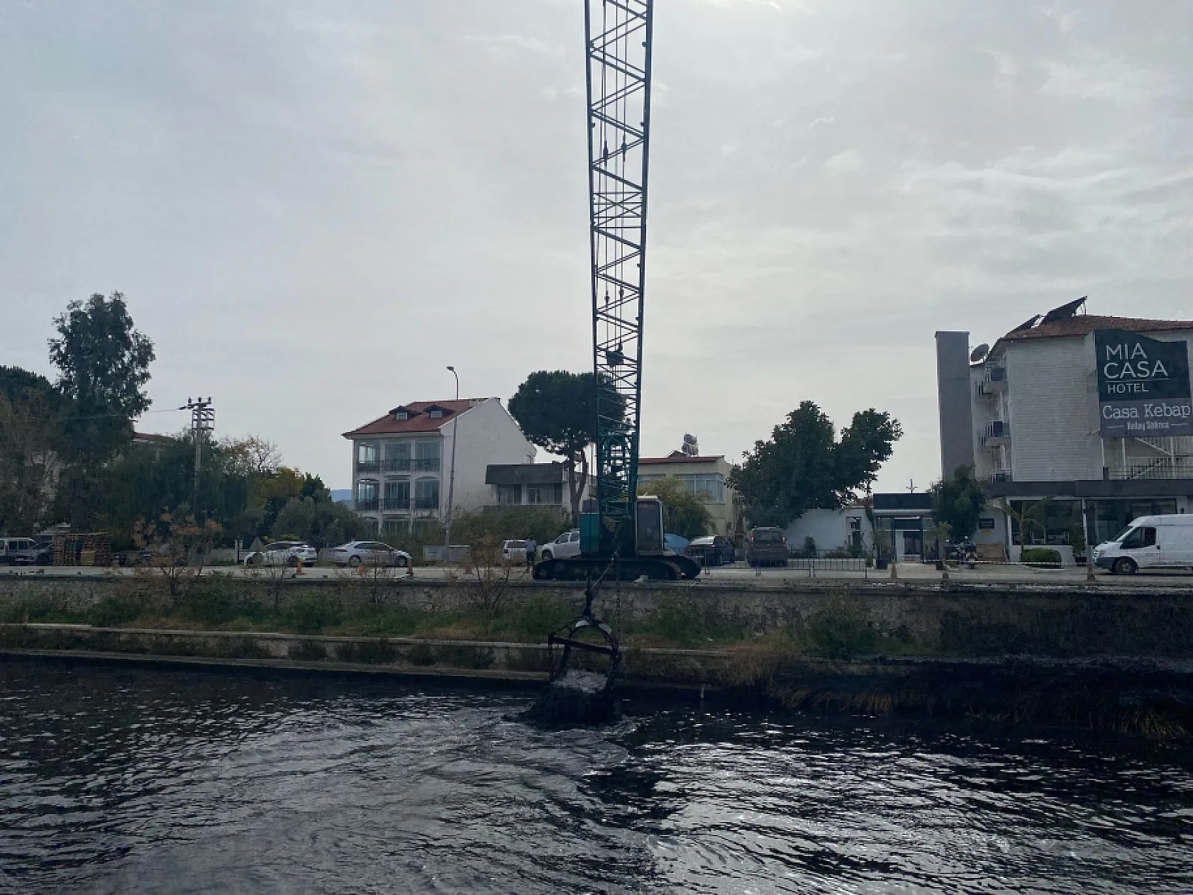 Fethiye Çalış Sahili Mut Deresi'nde Vinç İle Temizlik Çalışması