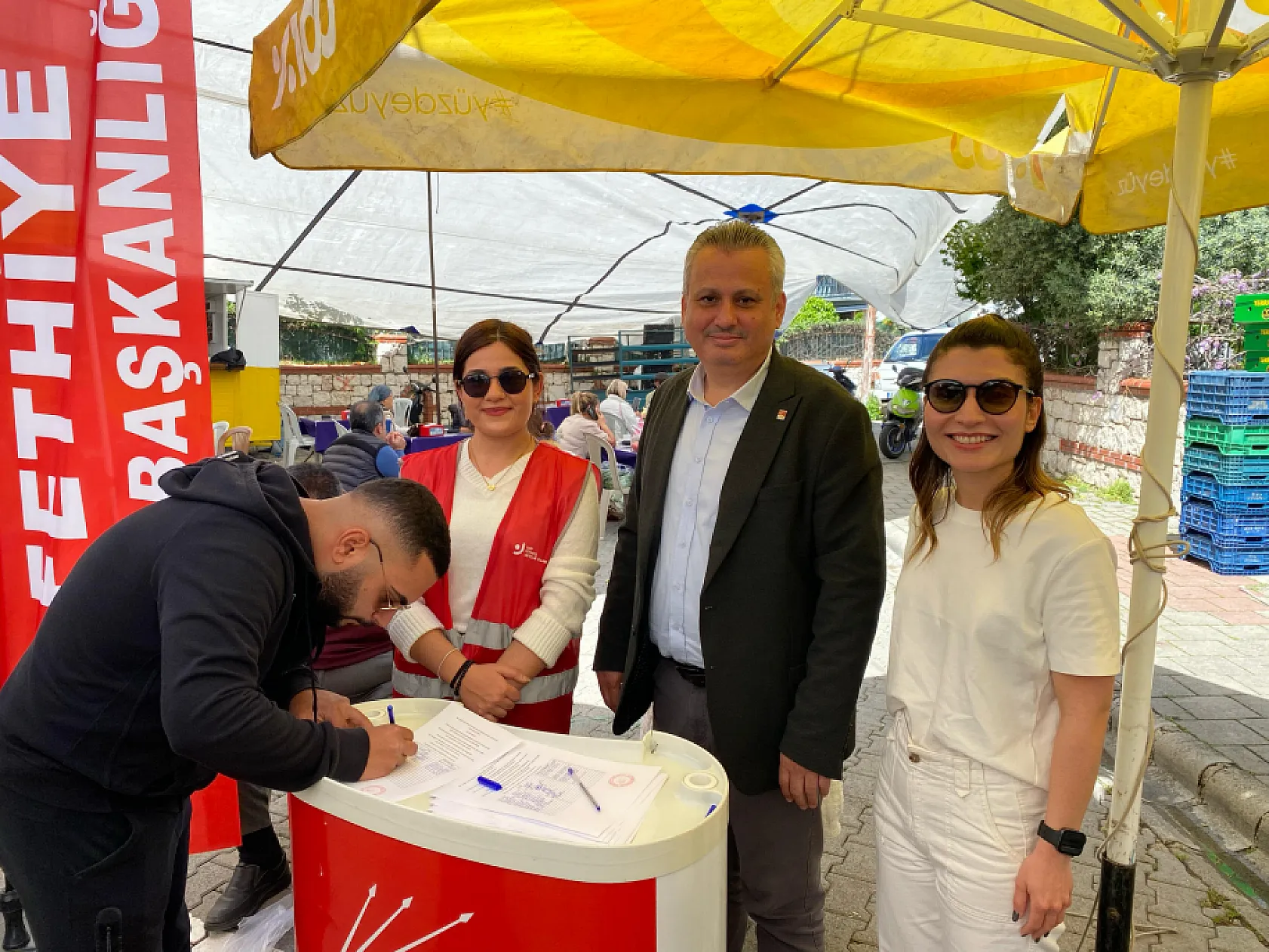 CHP Fethiye'de İmamoğlu için imza kampanyası devam ediyor