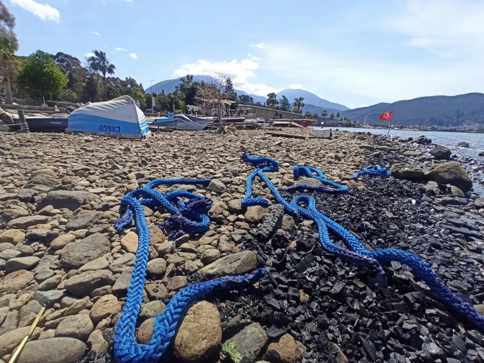 Fethiye'de 4 tekneyi küle döndüren yangının ardından deniz ve kıyısı görüntülendi