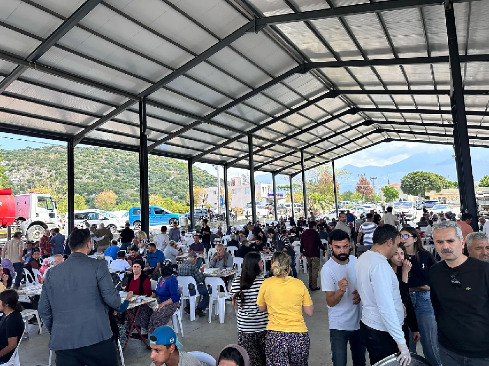 Alim Karaca'nın annesi hayrına 52 yemeği düzenlendi