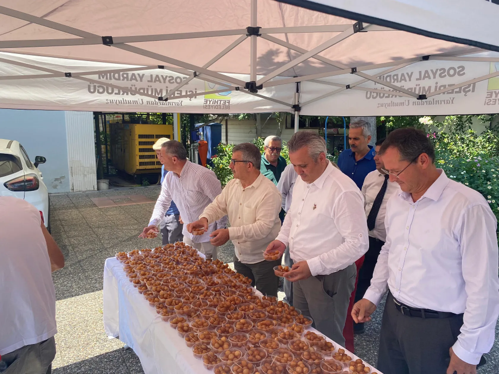 Fethiye'de Merhum Ferdi Zeyrek Hayrına Lokma Dağıtıldı
