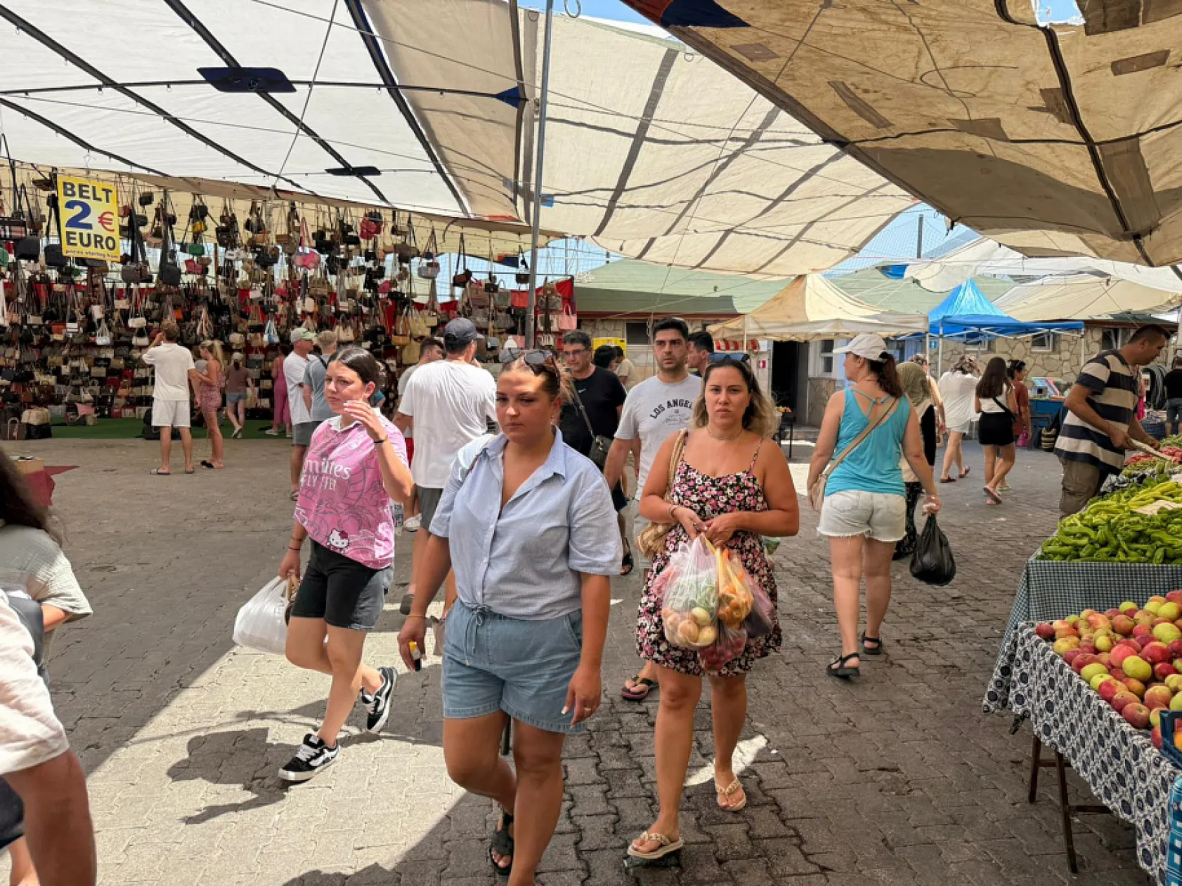 Fethiye Salı Pazarı'nda sıcak havanın etkisi: Yoğunluk akşam saatlerinde