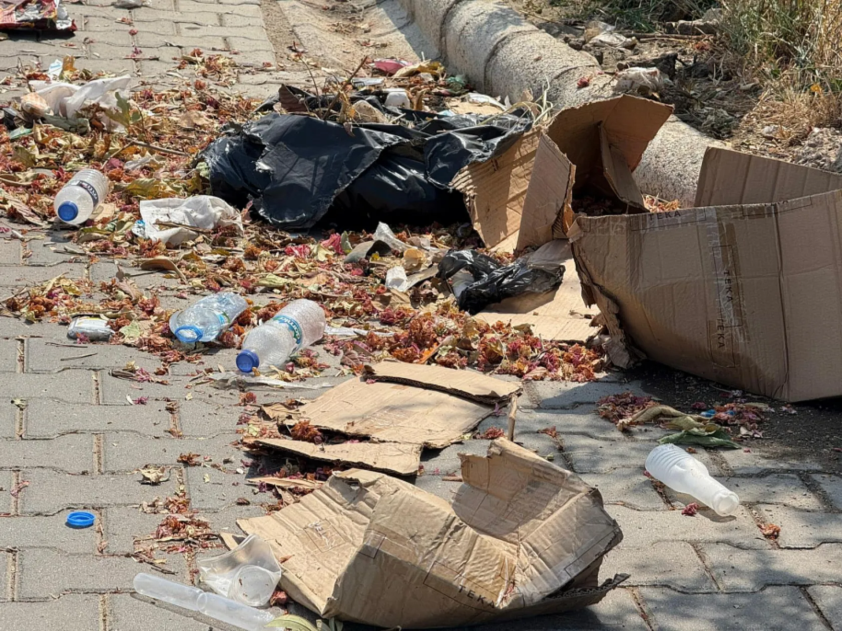 Fethiye Taşyaka Mahallesi'nde dikkat çeken çöp birikintisi