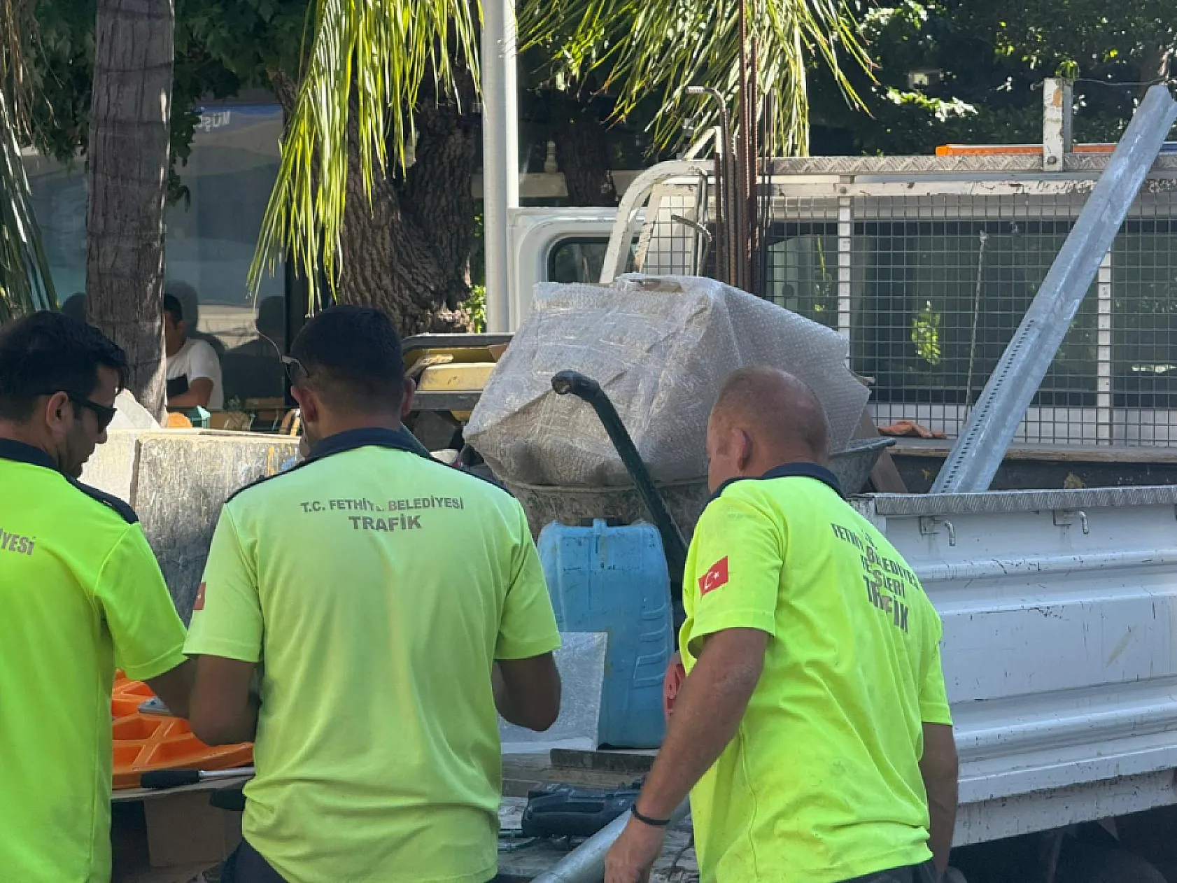 Fethiye'de Trafik Güvenliği İçin Hareketli Bariyere Ayna Montajı Yapıldı